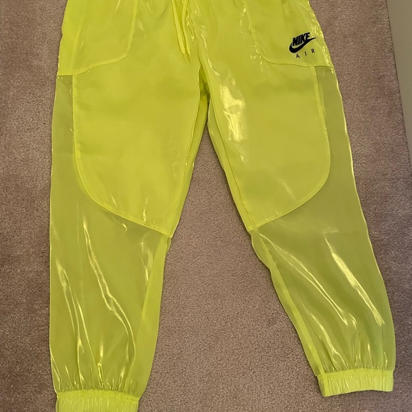 Nike Air sheer woven jogger size XL in Volt - Picture 9 of 10